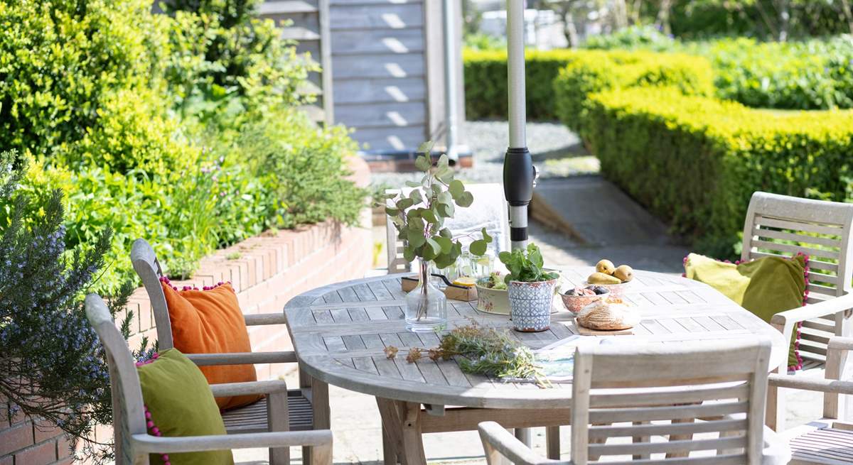 Al fresco dining in the summer sun. 