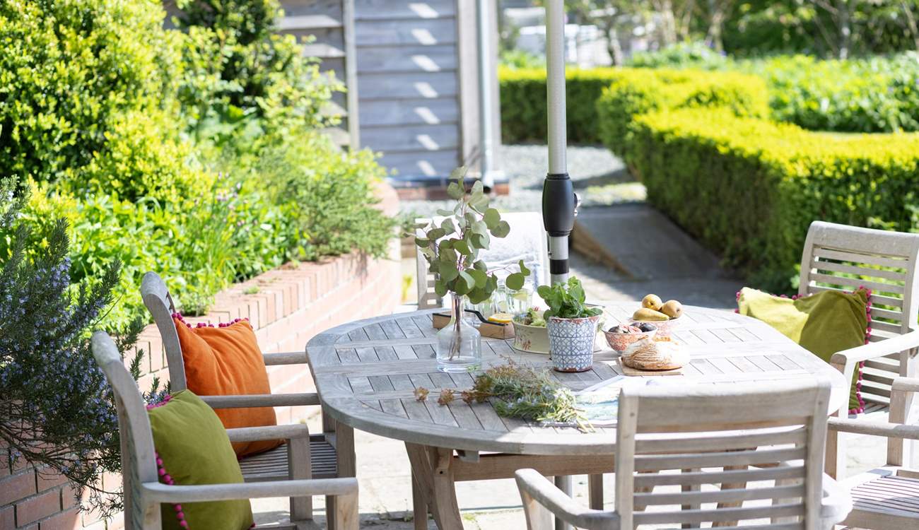 Al fresco dining in the summer sun. 