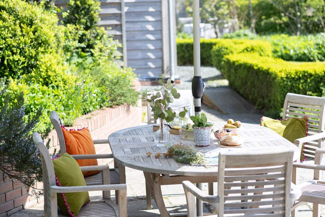 Al fresco dining in the summer sun.