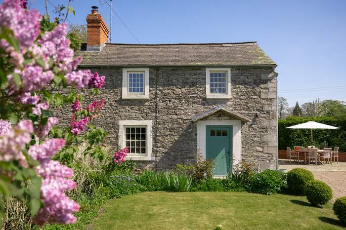 Kingfisher Cottage is a 3 bedroom, dog friendly self catering cottage near Leominster.