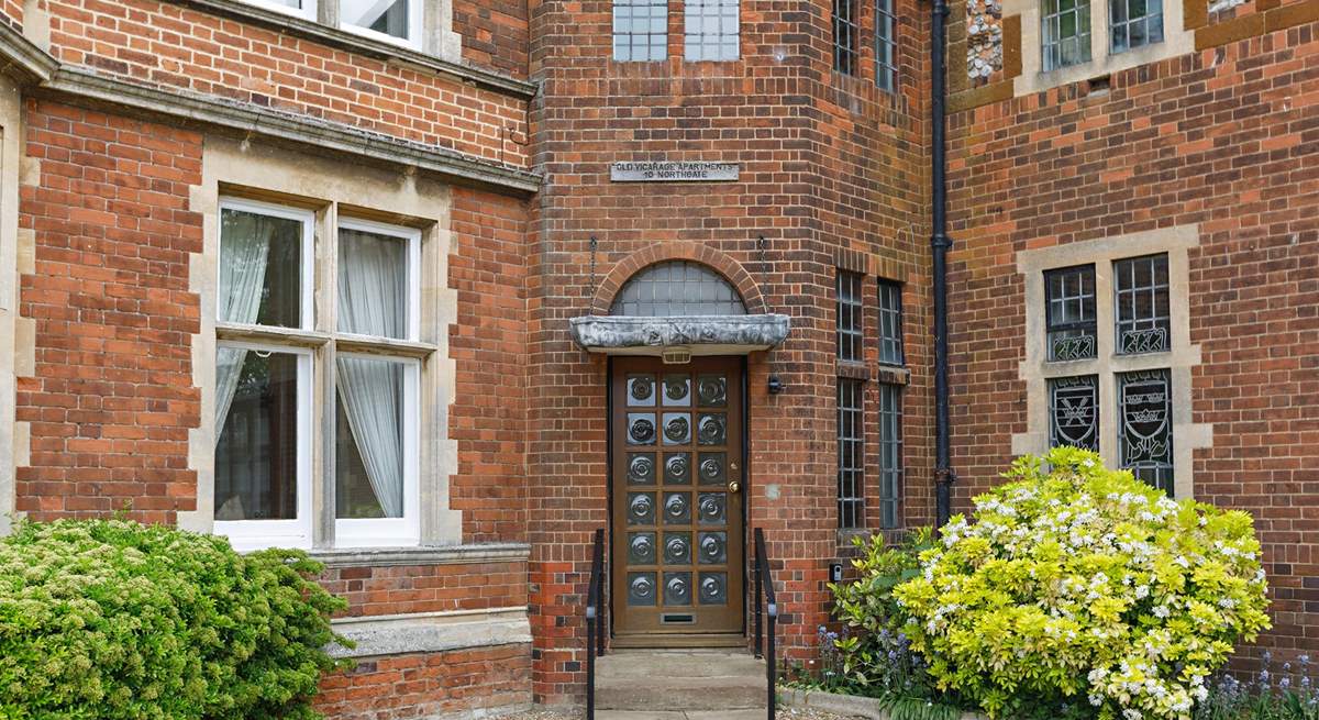 An impressive entrance with shared access to the three apartments.