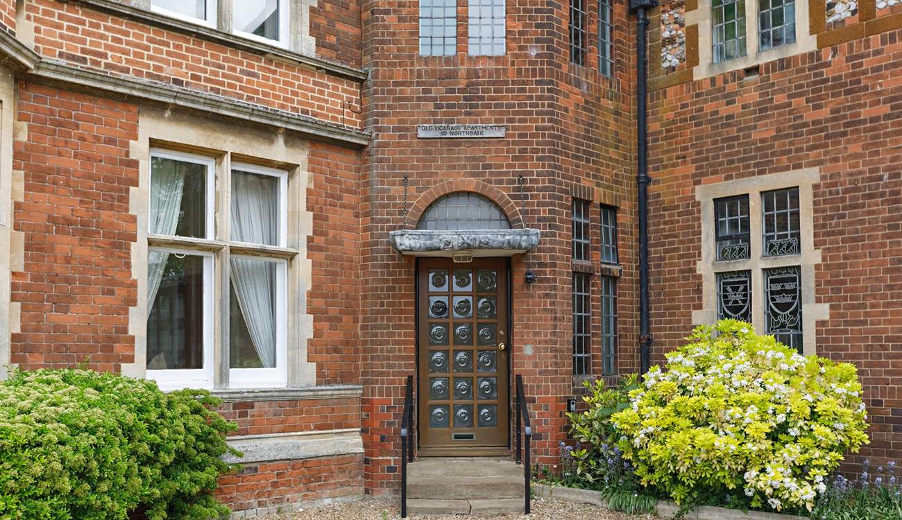 An impressive entrance with shared access to the three apartments.