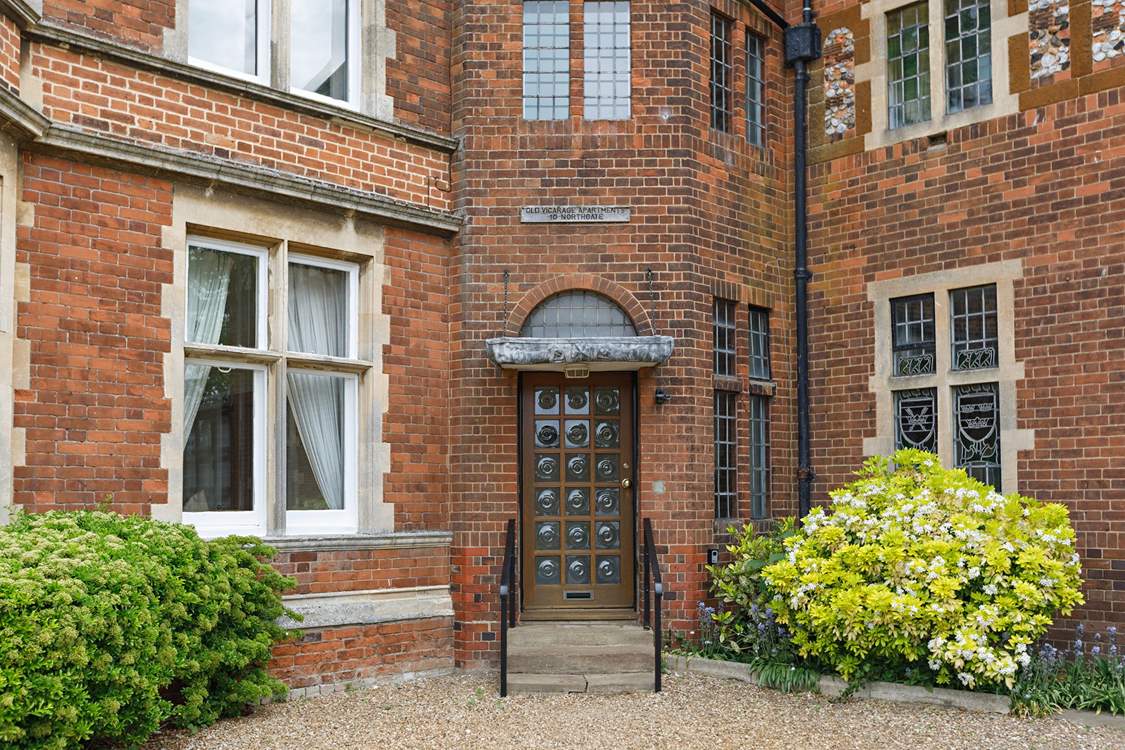 An impressive entrance with shared access to the three apartments.