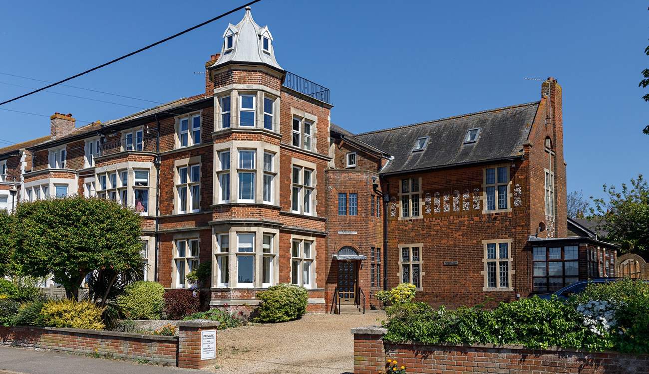 Welcome to the beautiful 'Arts & Crafts' Vicarage Apartment; enjoy stunning views from the rooftop garden..