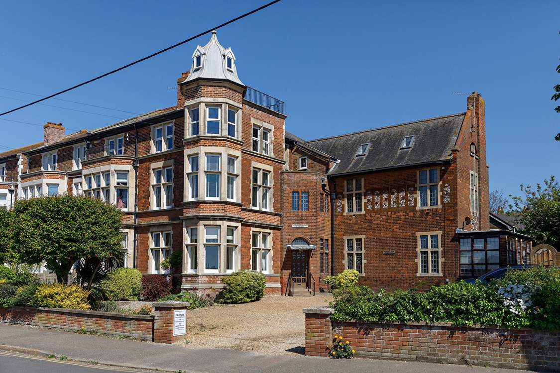 Welcome to the beautiful 'Arts & Crafts' Vicarage Apartment.