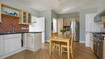 The well-equipped kitchen is a chef's delight!
