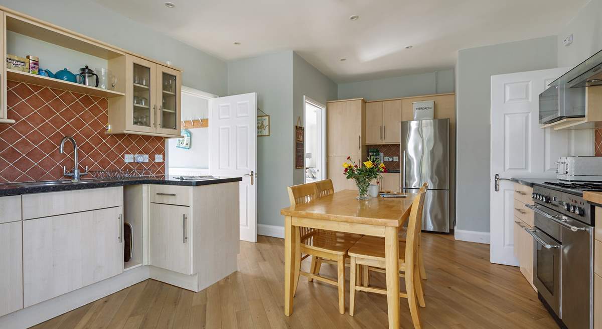 The well-equipped kitchen is a chef's delight!
