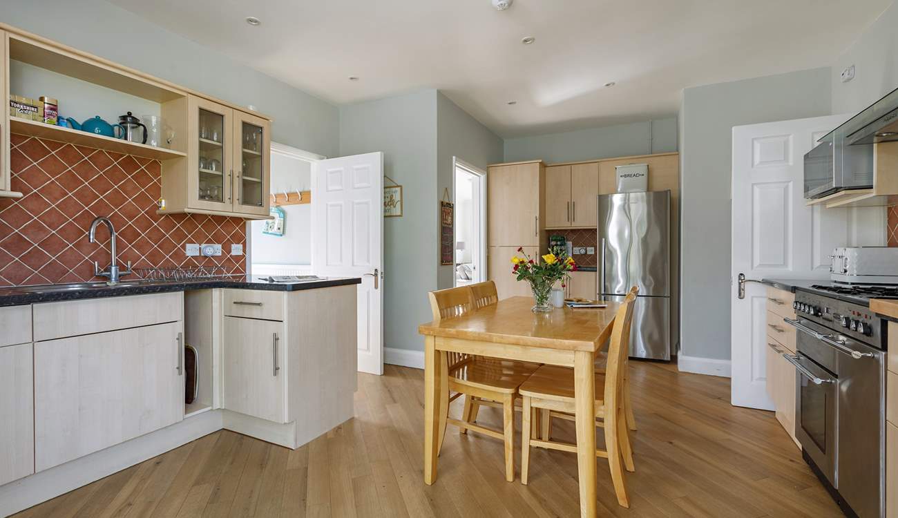 The well-equipped kitchen is a chef's delight!