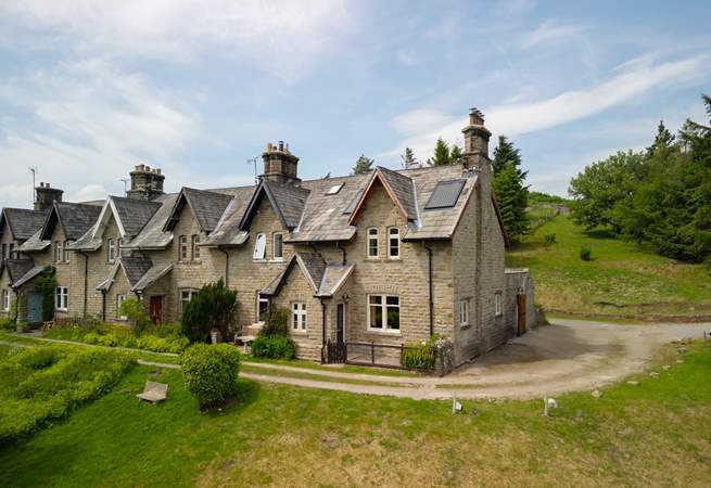 Such a pretty cottage, surrounded by lawns and amazing views.