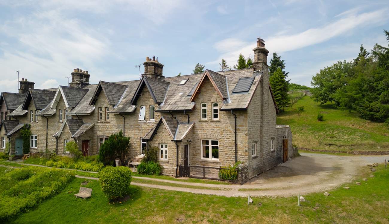 Such a pretty cottage, surrounded by lawns and amazing views.