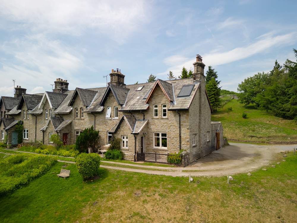 Such a pretty cottage, surrounded by lawns and amazing views.