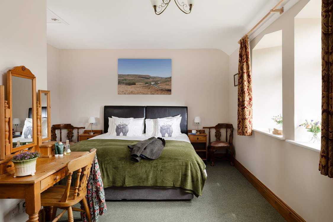 The large windows let in lots of sunlight to this cosy bedroom with a 'zip and link' bed.