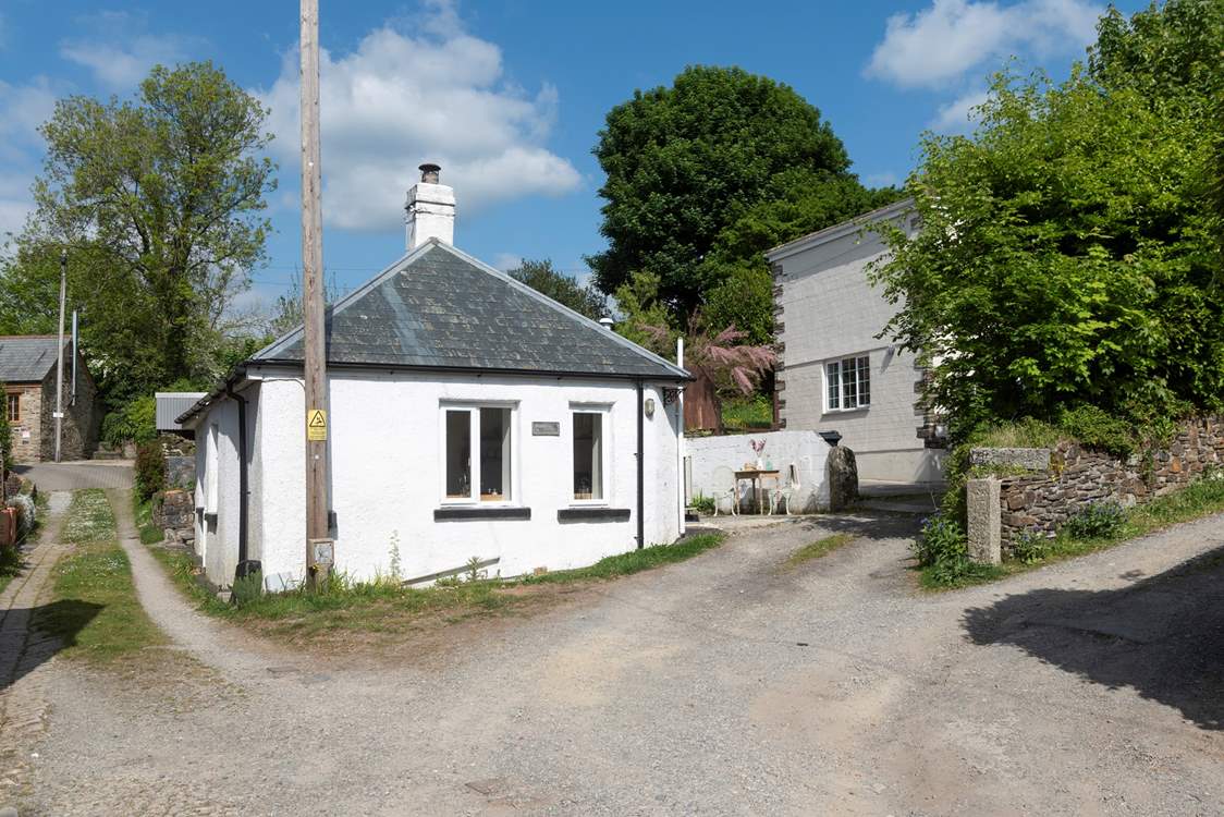 Hobbit Corner is set well back from the main road through the hamlet, in a quiet area of a few houses.