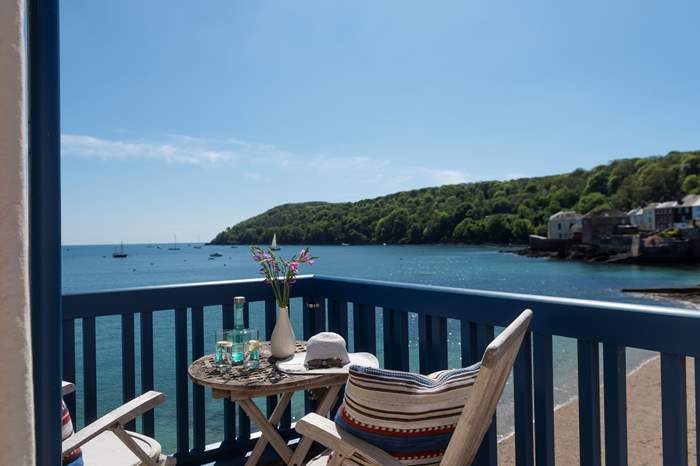 Island Cottage is a 3 bedroom, dog friendly cottage set on the beach in Kingsand, Cornwall.