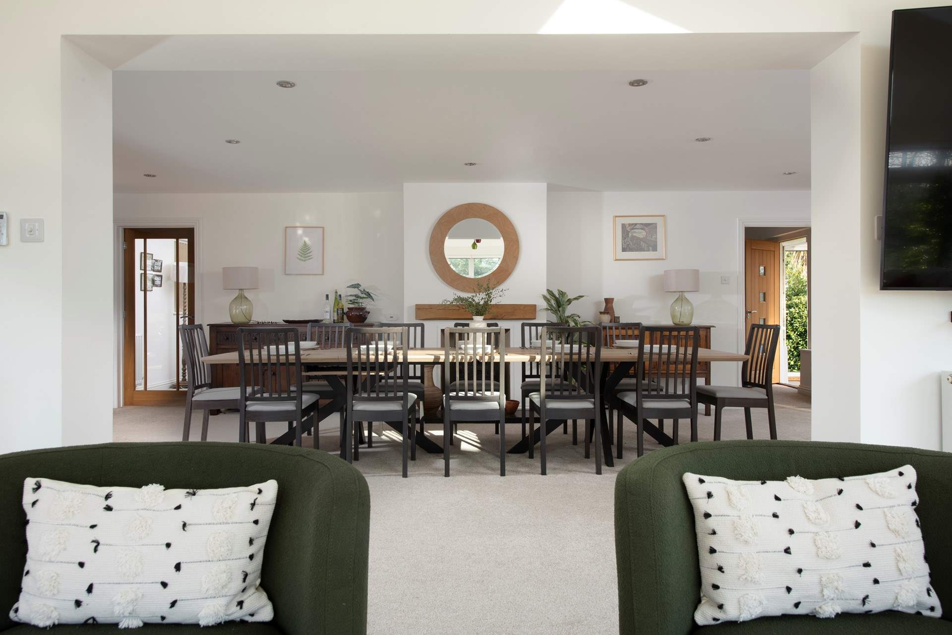 You can enjoy celebratory meals at the dining-table.