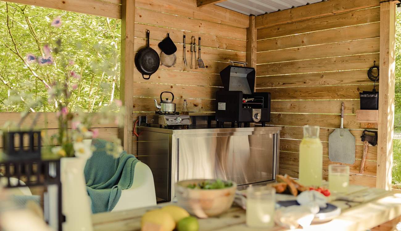 Cook up delicious pizza and meals in your undercover kitchen-diner.