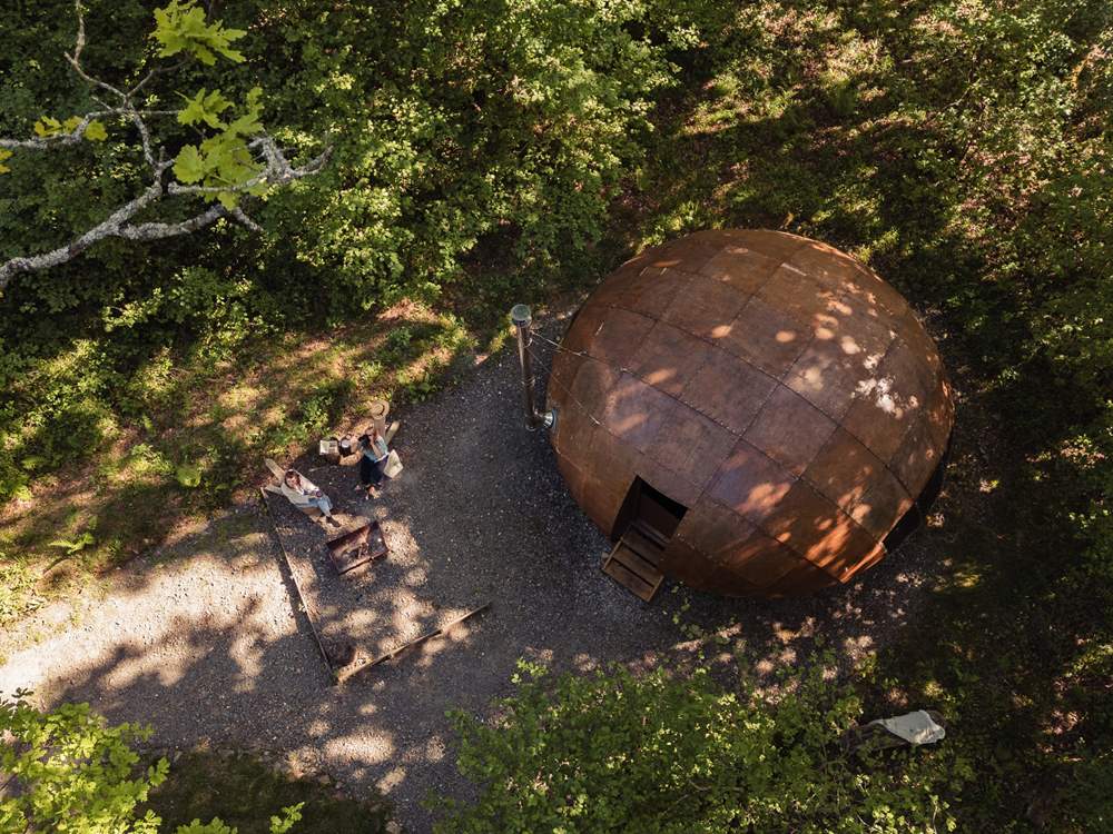 Discover an utterly unique and handcrafted 'truffle' surrounded by oaks.
