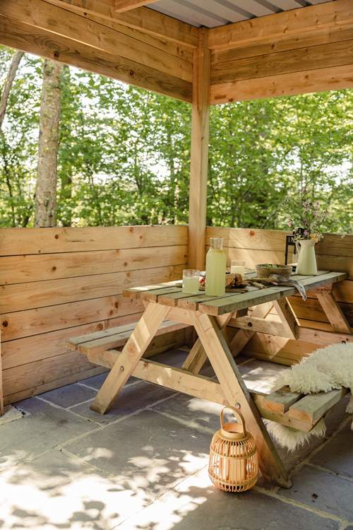 Dine alfresco with a leafy backdrop.