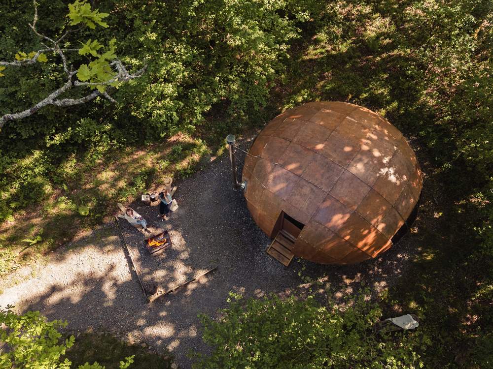 Discover an utterly unique and handcrafted 'truffle' surrounded by oaks.