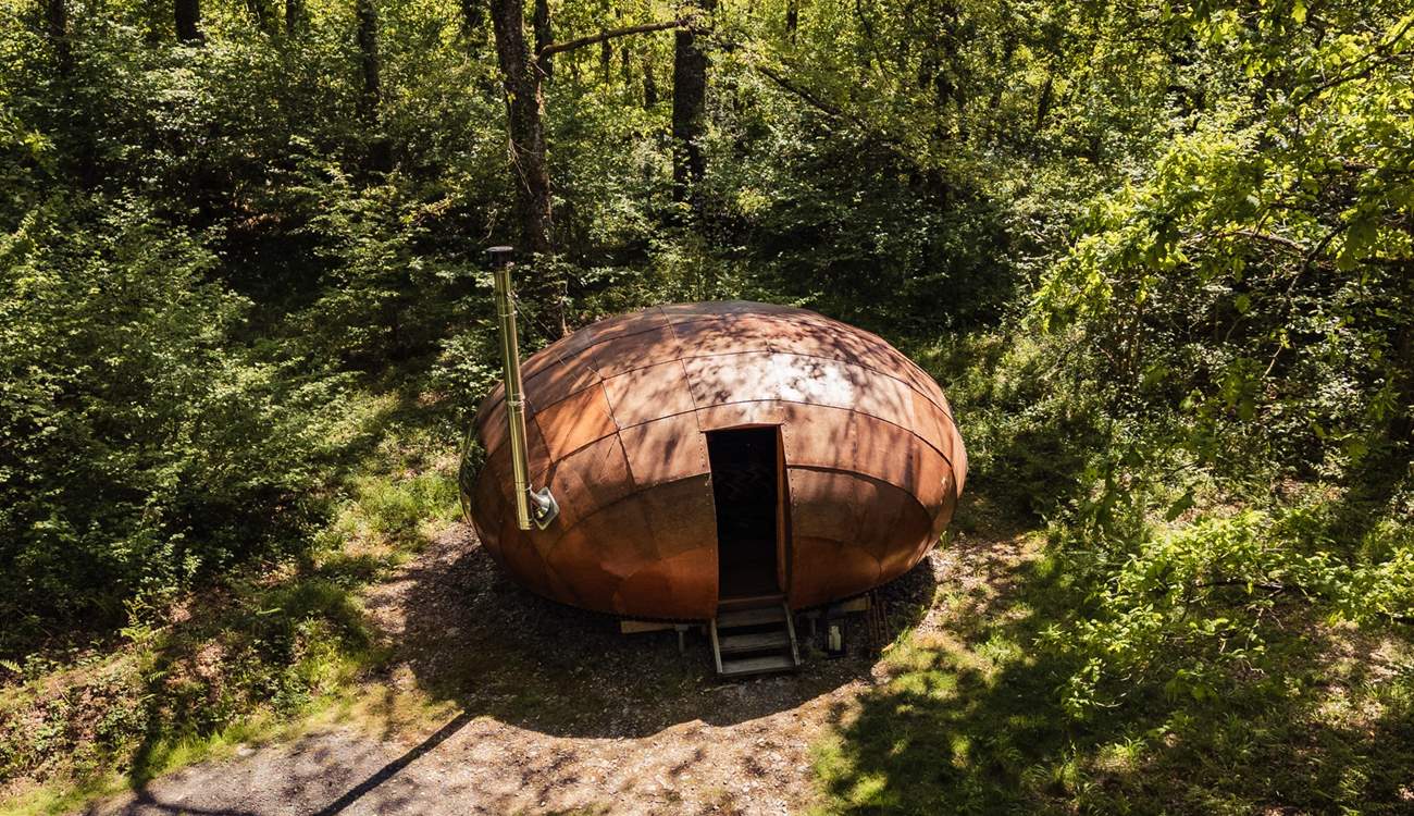 This off-grid retreat is perfect for a peaceful escape. 