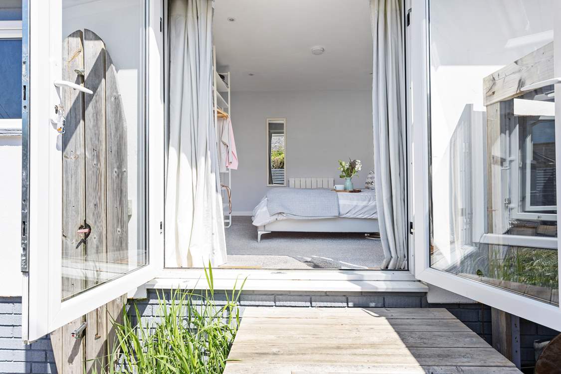 Step into the back garden and enjoy the sun-trap!