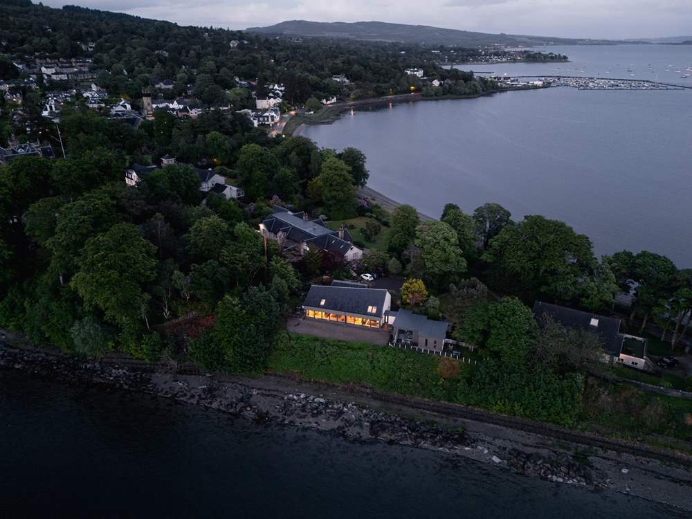 Family and friends will enjoy time at this contemporary and stylish house in gorgeous surroundings.