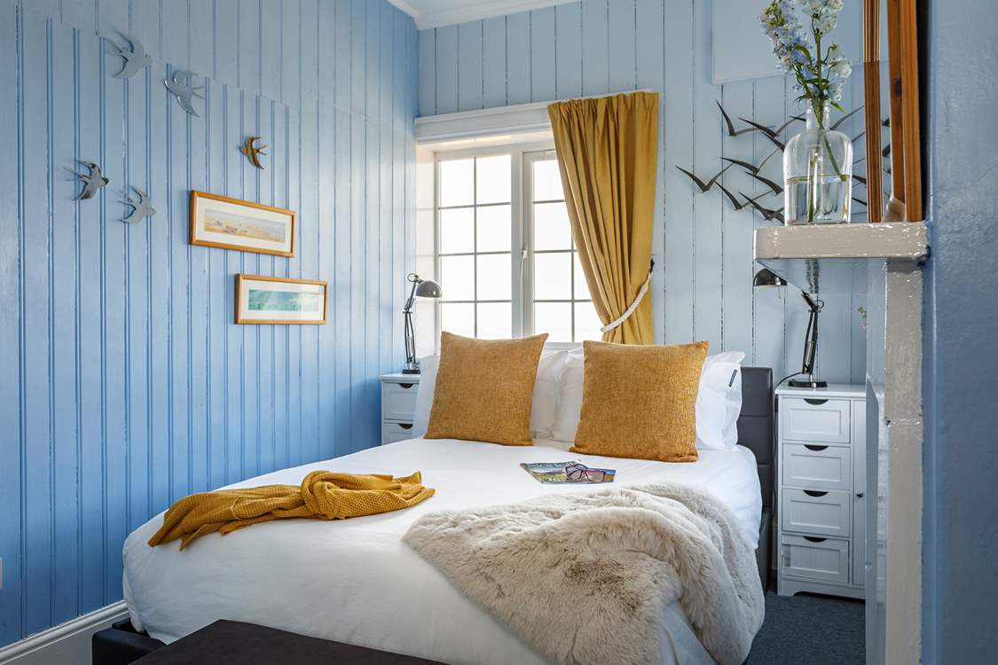Relax in the comfy double room to the sounds of the sea!