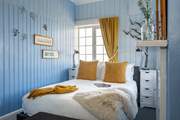 Relax in the comfy double room to the sounds of the sea!