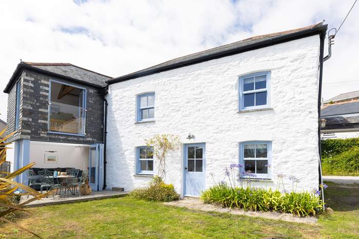 Quay Cottage is a 2 bedroom, dog friendly cottage with sea views in Devoran, Cornwall.