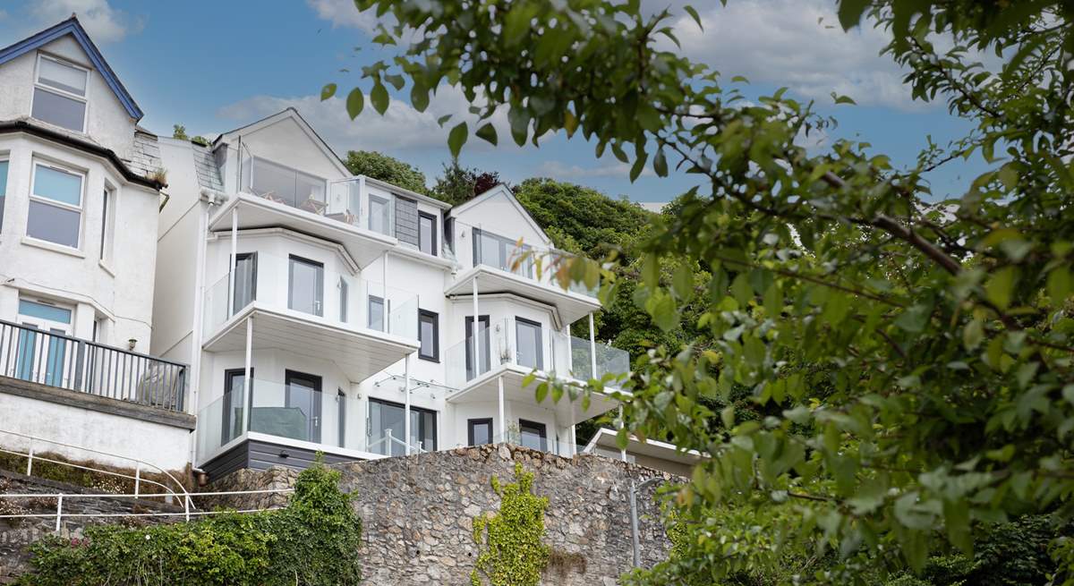 Water's Edge enjoys the plum location of a top floor spot, in the small apartment block which is set up high above the road.