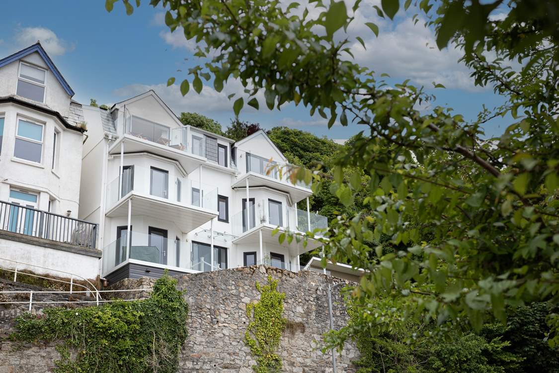 Water's Edge enjoys the plum location of a top floor spot, in the small apartment block which is set up high above the road.