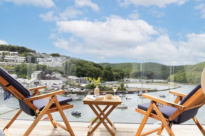 Water's Edge is a 2 bedroom, dog friendly apartment with sea views in Looe, Cornwall.