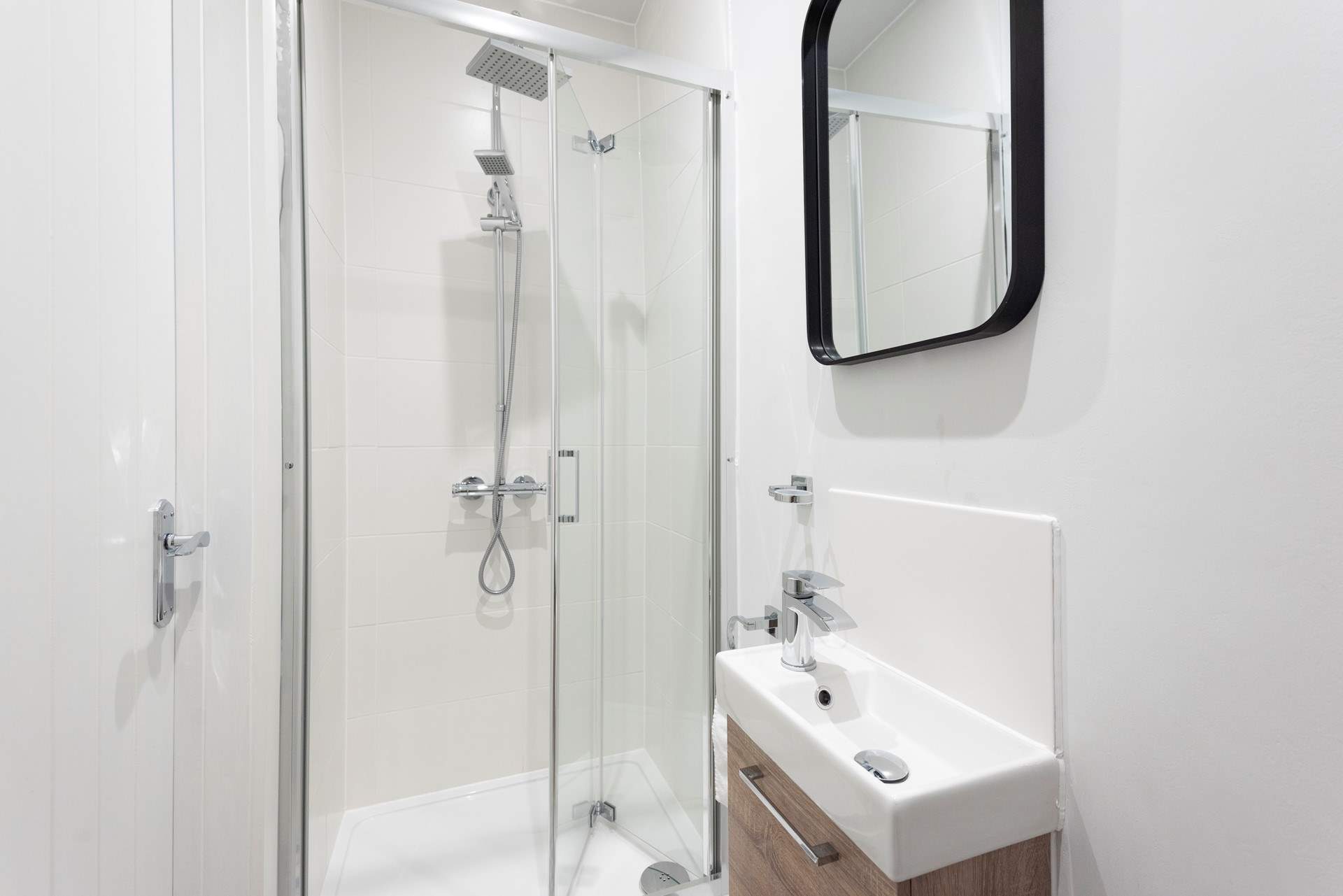 The en suite shower-room.
