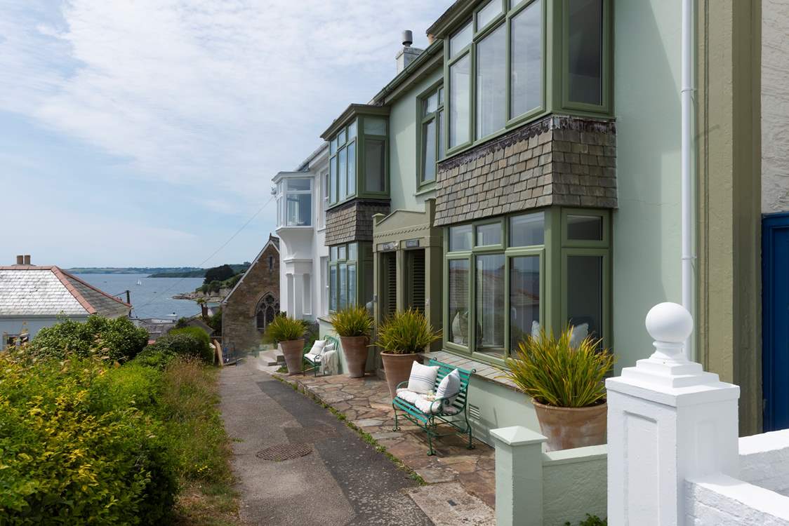 Port and Starboard sits in a commanding position overlooking St Mawes bay.