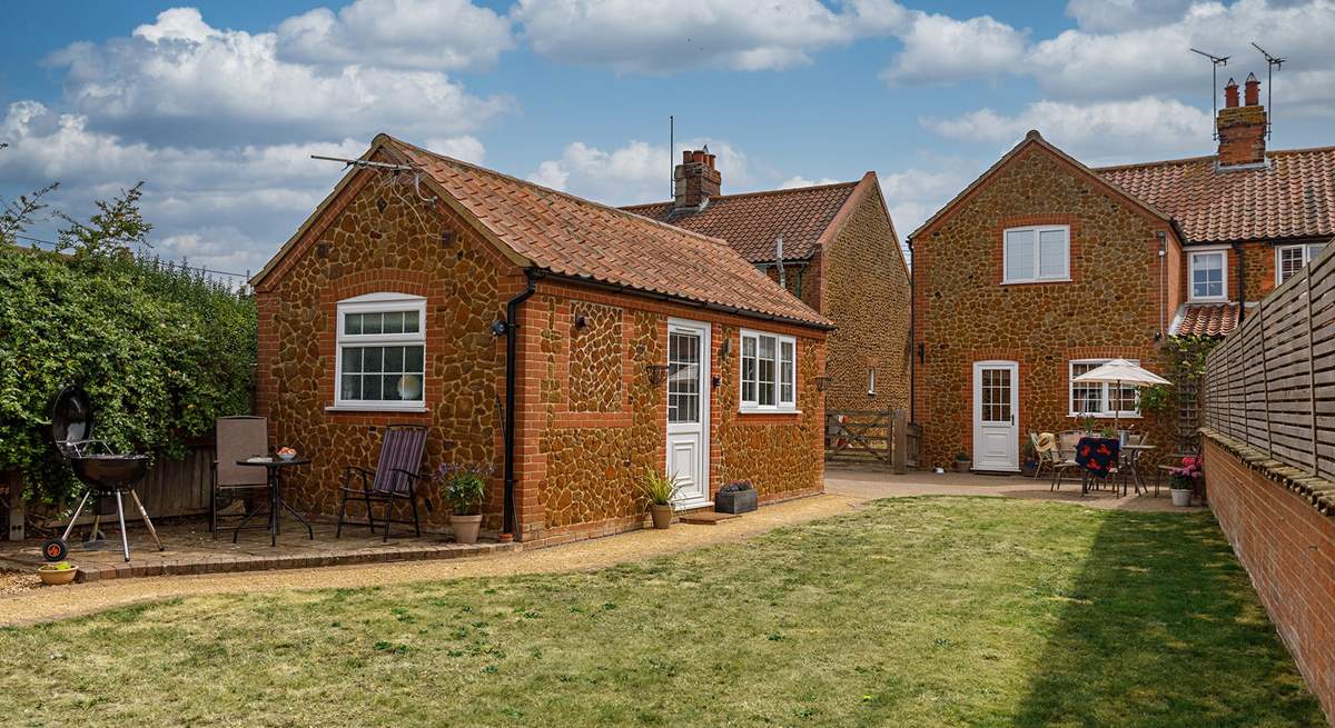 Welcome to Blackberry Cottage with it's own very special 'Garden Retreat' annexe.