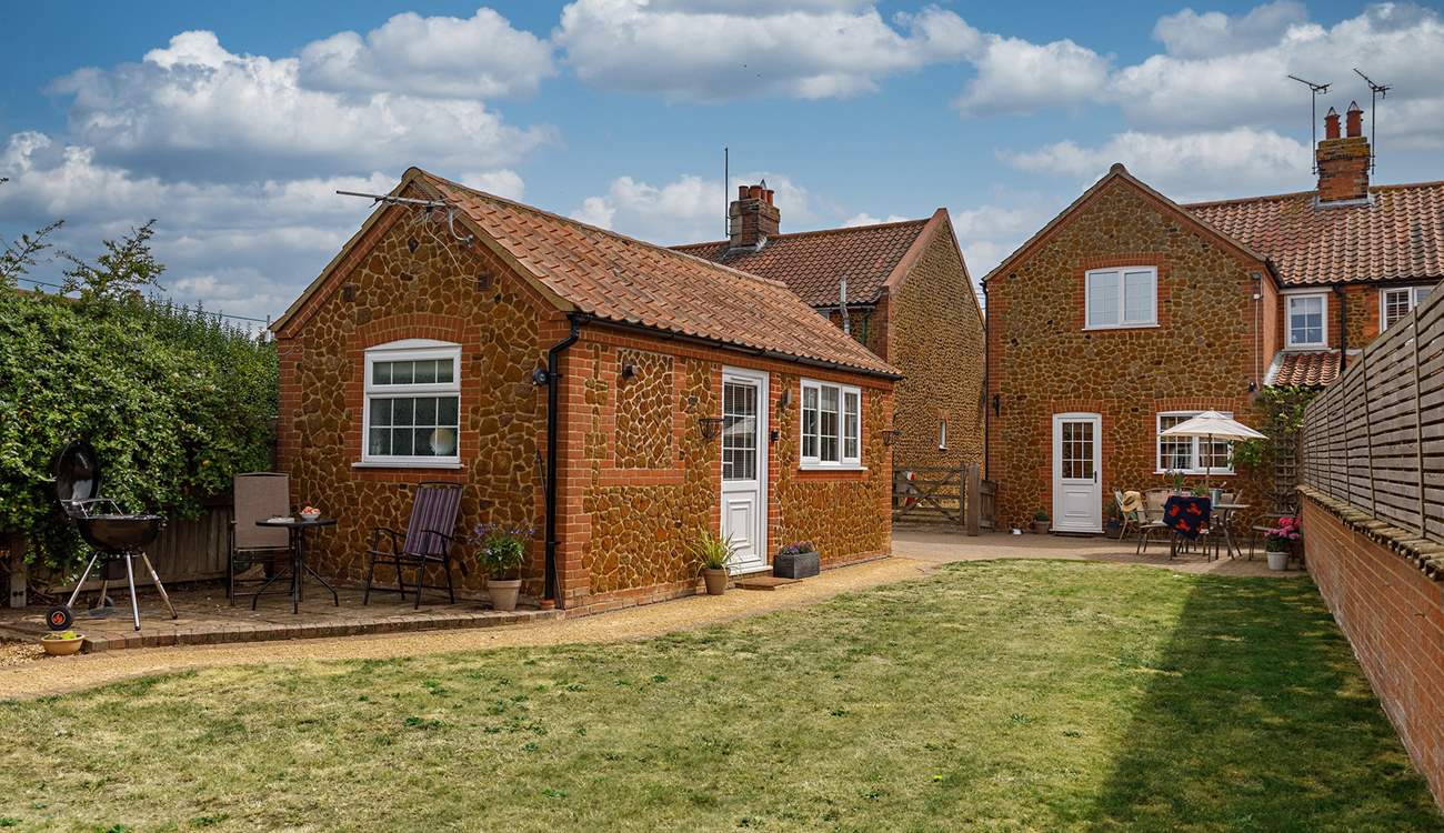 Welcome to Blackberry Cottage with a very special 'Garden Retreat' annexe with luxury bedroom and private shower all on one level, perfect for grandparents or couples.