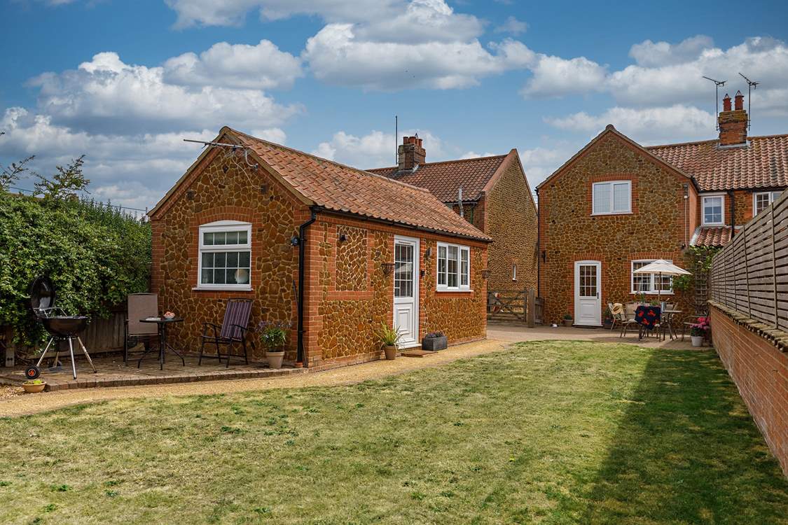Blackberry Cottage's rear view and the 'Garden Retreat' annex.
