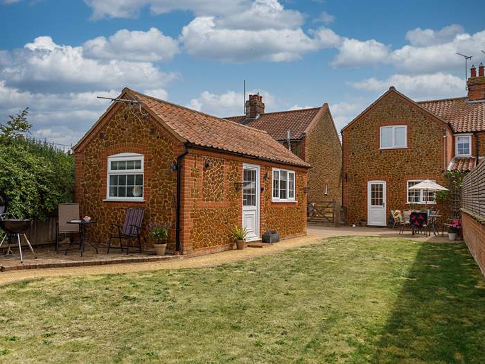 Blackberry Cottage, Sleeps 8 in Heacham