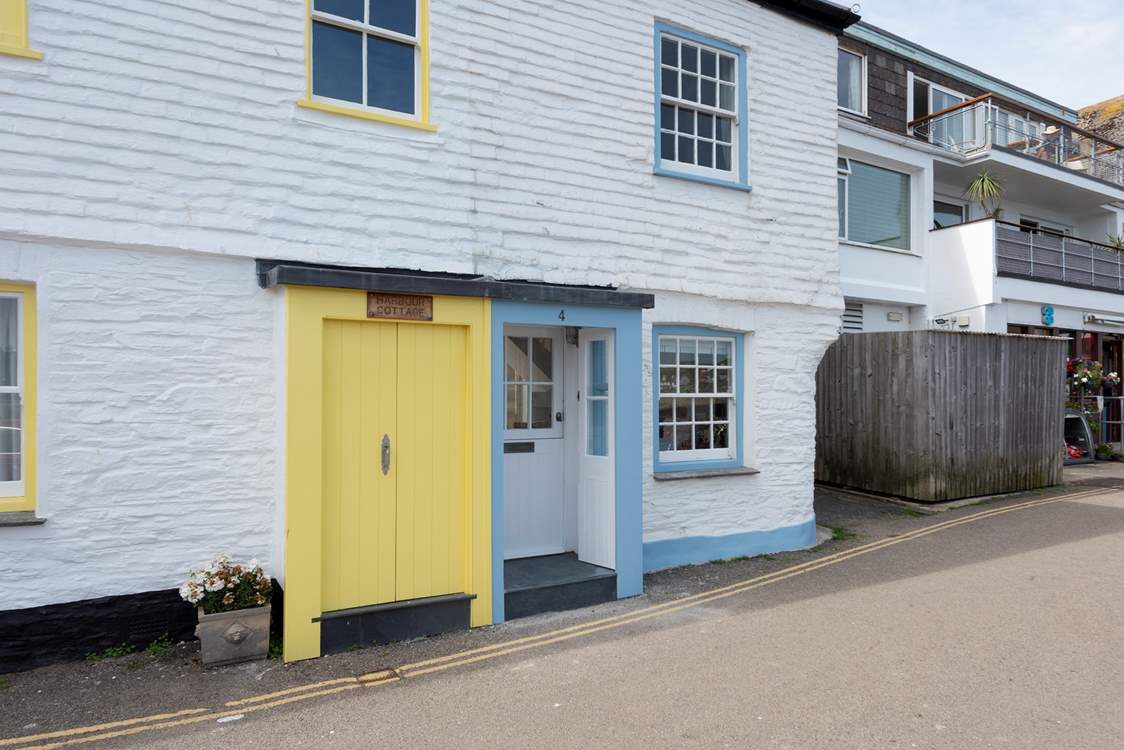 Perfectly positioned, the shops and amenities of St Mawes are close by.
