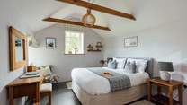 An adorable retreat with luxurious Welsh furnishings. Wake up to sea views. 
