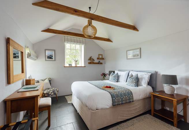 An adorable retreat with luxurious Welsh furnishings. Wake up to sea views. 