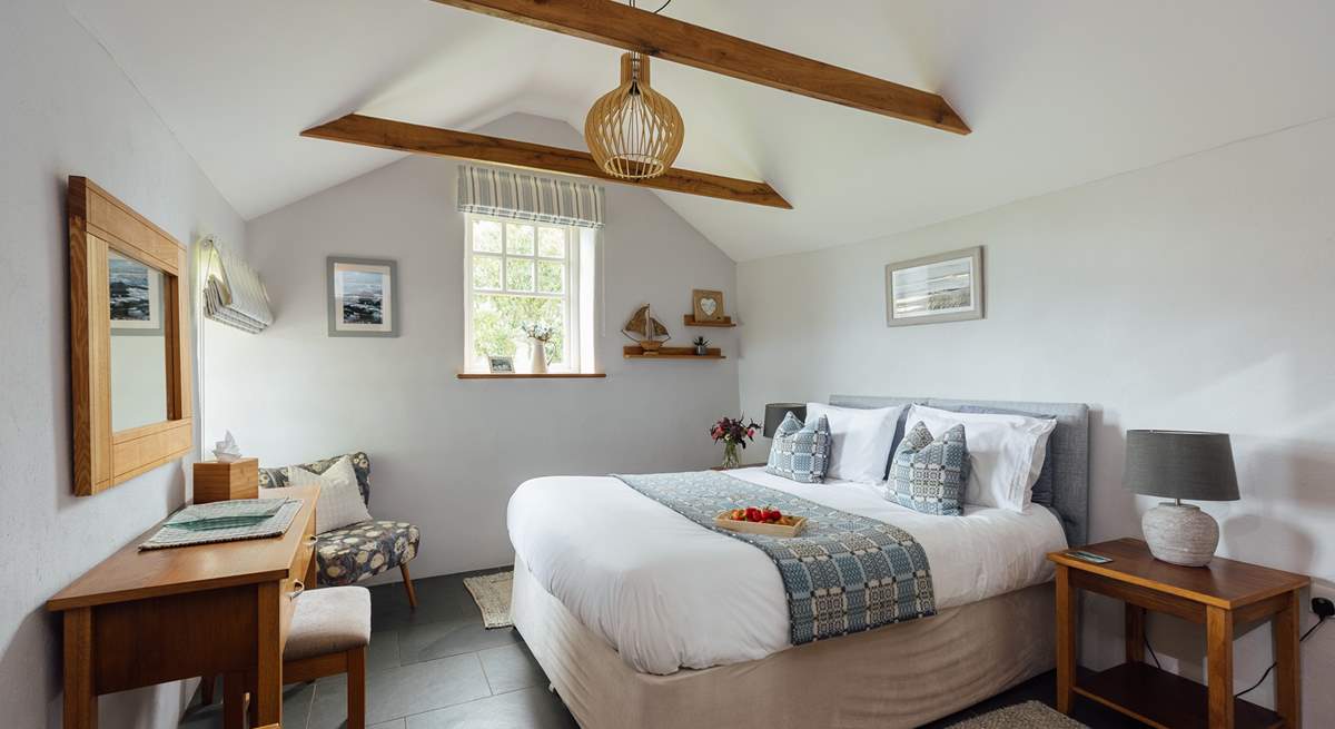An adorable retreat with luxurious Welsh furnishings. Wake up to sea views. 