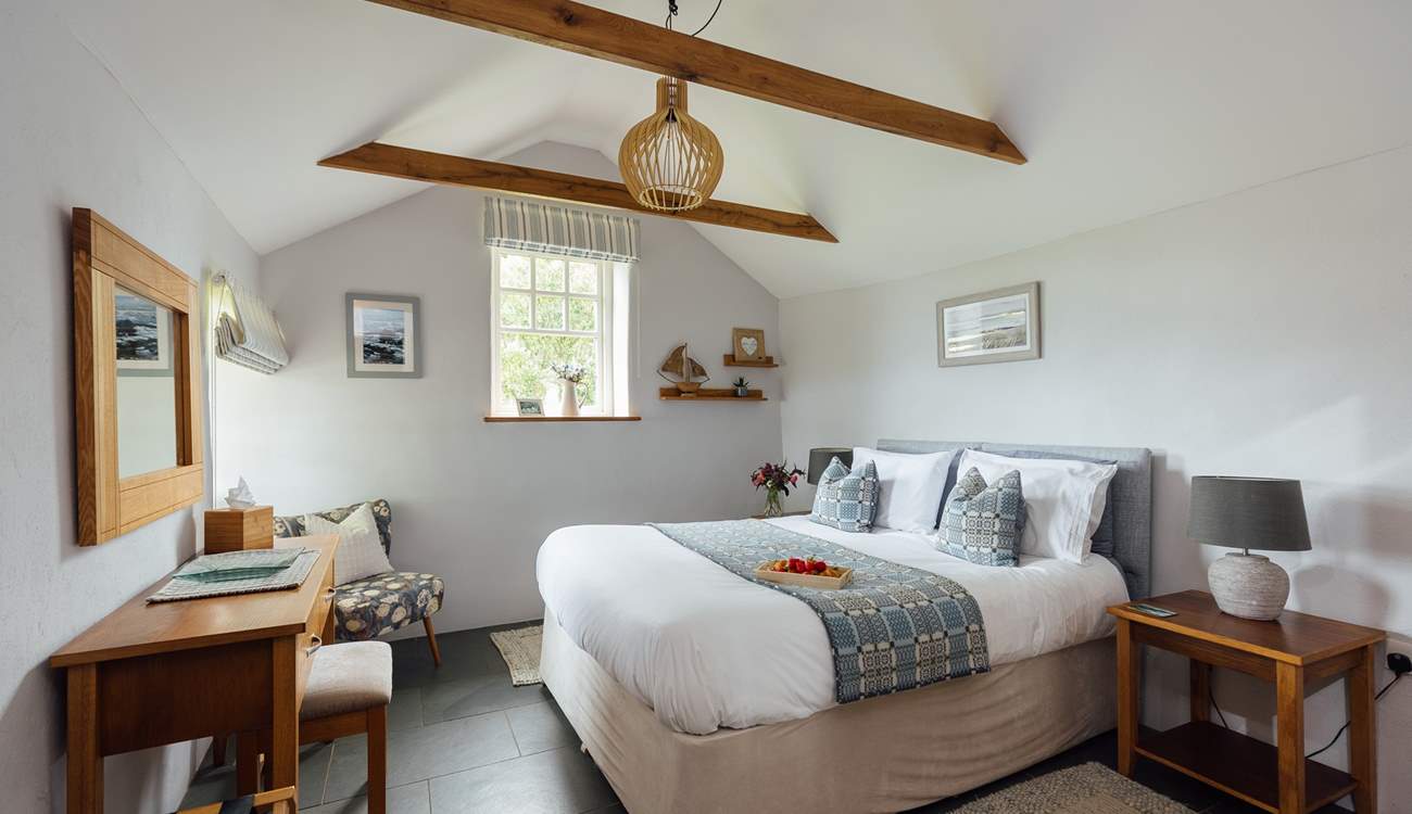 An adorable retreat with luxurious Welsh furnishings. Wake up to sea views. 