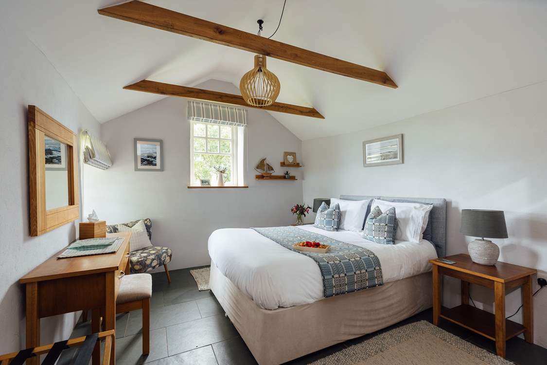 An adorable retreat with luxurious Welsh furnishings. Wake up to sea views.