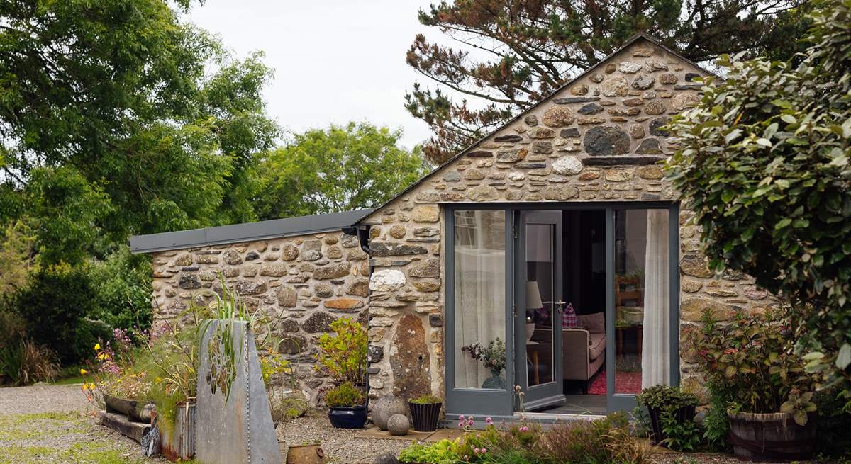 Be embraced by the warm Welsh welcome in Penberi. Explore the magnificent beauty of the surrounding coastline. 