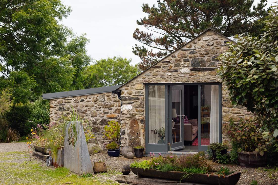 Be embraced by the warm Welsh welcome in Penberi. Explore the magnificent beauty of the surrounding coastline.