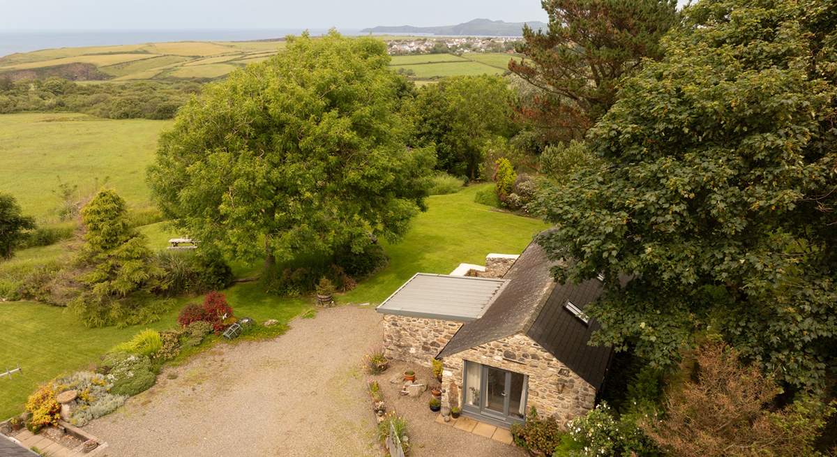 A sweet little retreat for two nestling on the Pembrokeshire Coast. Explore the rolling meadows and landscaped gardens. You and your dog will be in holiday heaven. 