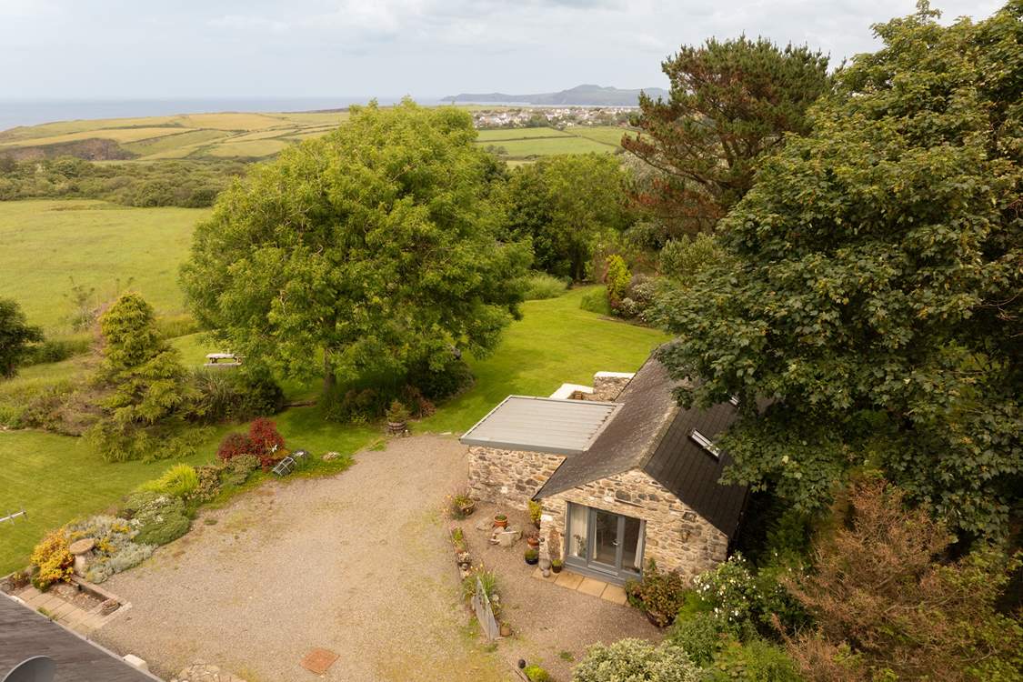 A sweet little retreat for two nestling on the Pembrokeshire Coast. Explore the rolling meadows and landscaped gardens. You and your dog will be in holiday heaven.
