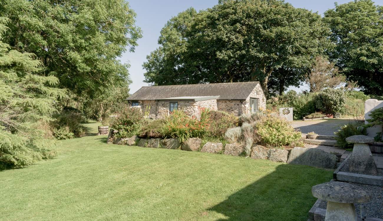 Be embraced by the warm Welsh welcome in Penberi. Explore the magnificent beauty of the surrounding coastline. 