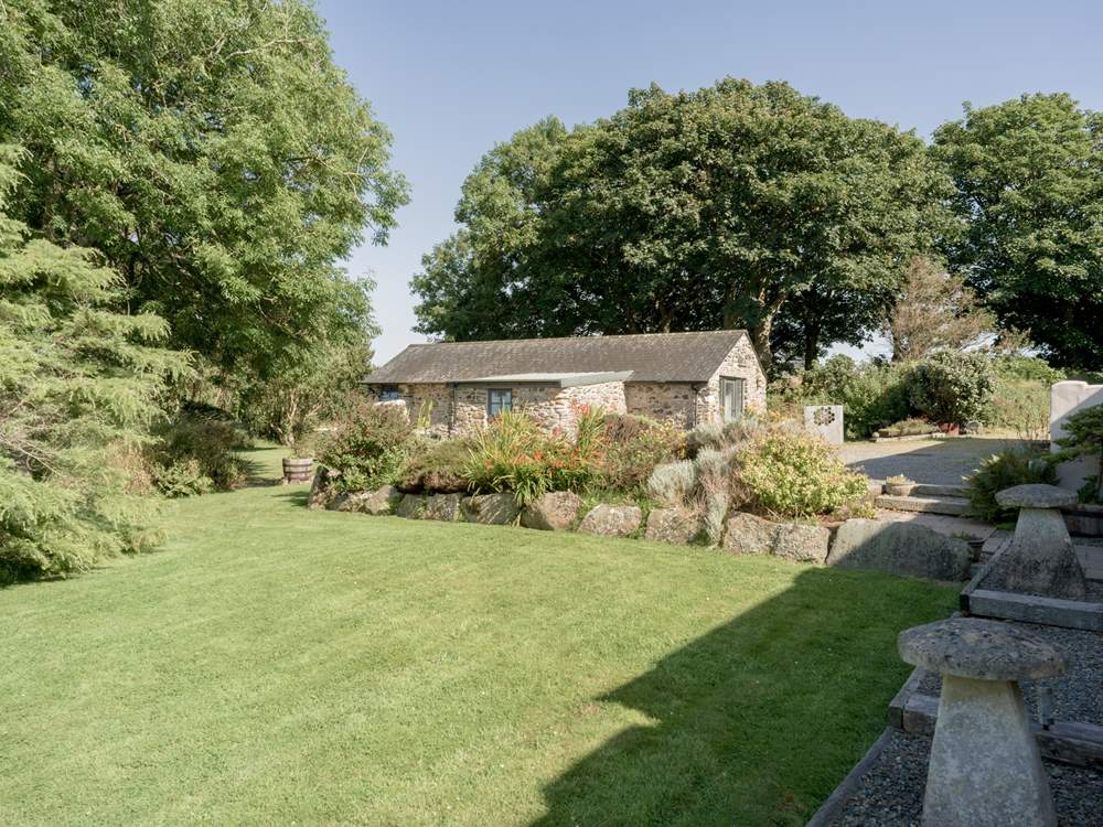 Be embraced by the warm Welsh welcome in Penberi. Explore the magnificent beauty of the surrounding coastline.